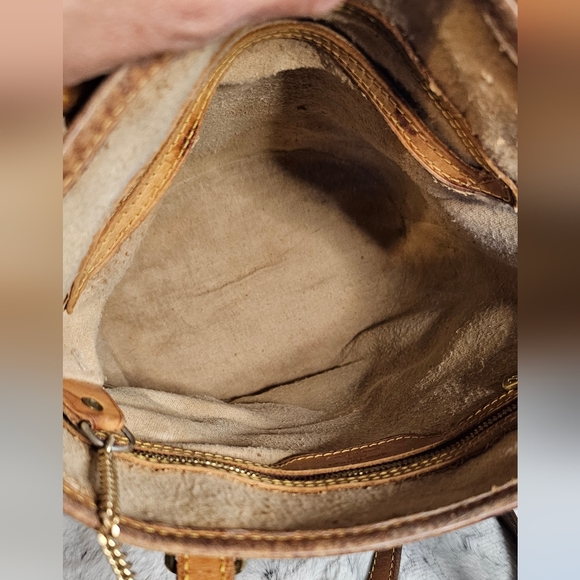 Louis Vuitton Monogram Petit Bucket Bag. - Picture 9 of 16